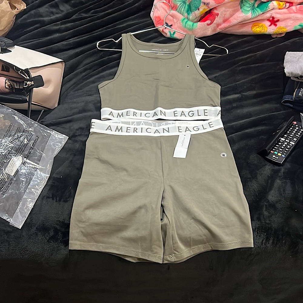 NWT TWO PIECE MATCHING CROP TOP AND BIKE SHORTS AMERICAN EAGLE OUTFITTERS medium